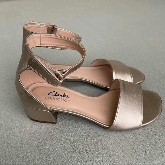 NEW Clarks Women's Caroleigh Anya Rose Gold Metallic Ankle Sandals Size 6.5 - Picture 2 of 12